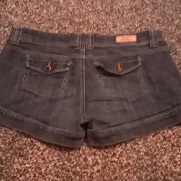 Shorts - Picture 3 of 4